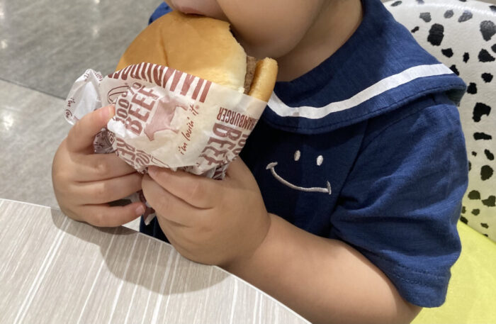 ハンバーガーを食べる2歳
