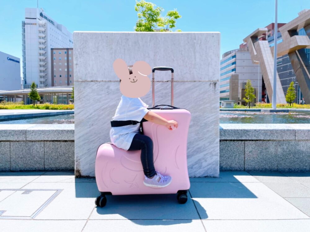 子供が乗れるスーツケースに乗る子供